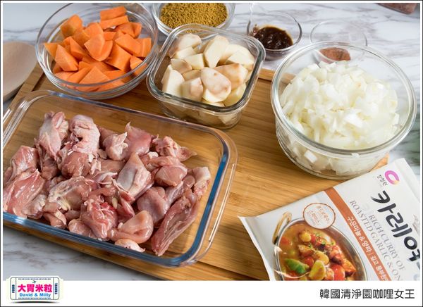 作法1：雞腿肉去骨切塊（建議不要切太小，燉煮容易縮）
洋蔥切末、紅蘿蔔與馬鈴薯可切成丁狀或塊狀