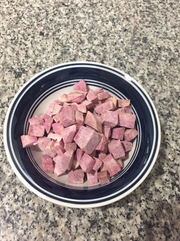 1、先將地瓜洗乾淨之後蒸熟，可以帶皮，營養更高。（我是因為已經之前就先削皮使用剩下的）

2、放入電鍋，外鍋一杯水蒸熟即可。