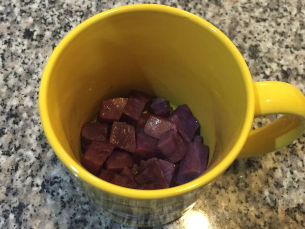 好喝的比例為-地瓜：牛奶＝1:4。
我懶得秤重就直接用杯子來抓比例囉！簡單又方便！