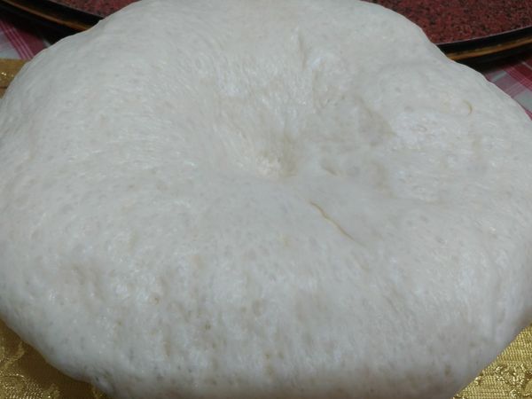 麵糰發酵好取出，手指搓一下，不回彈表示發酵完成嘍！