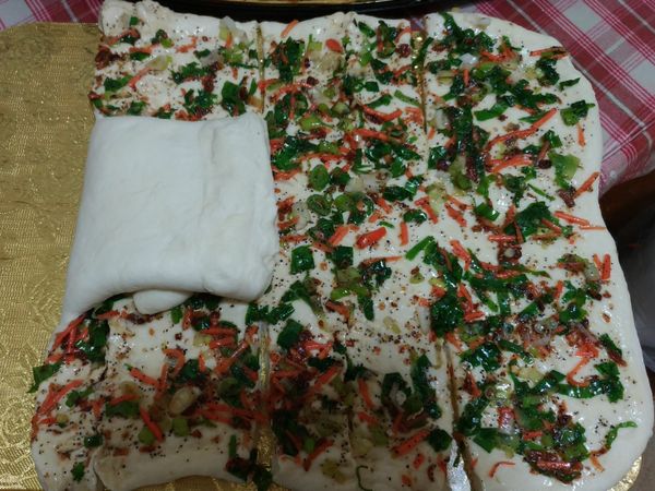 中間的麵糰再往右邊折，依序全部包好。