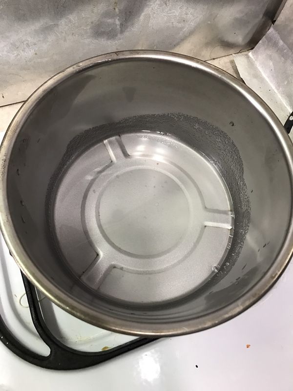 焦糖液:
1.細砂糖50g+15g水先放入鍋內搖晃均勻
2.放在瓦斯爐上小火煮滾(不要攪拌)直到邊緣開始變色之後，在搖晃鍋子讓顏色均勻後關火，再加入10g熱水完成焦糖液倒入瓶內薄薄一層即可