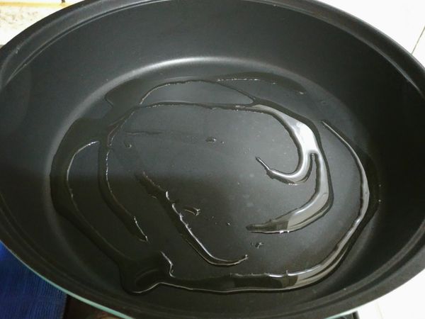 不沾平底鍋放些油。