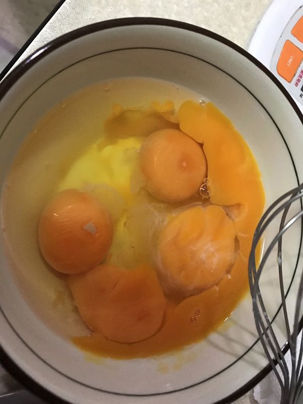 全蛋+蛋黃先打散