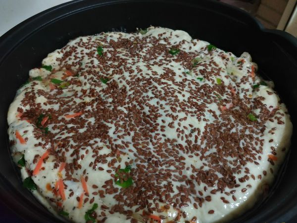 放入蔥餅，再加入150g的水一起悶煮，煮到水份收乾再翻面喔！