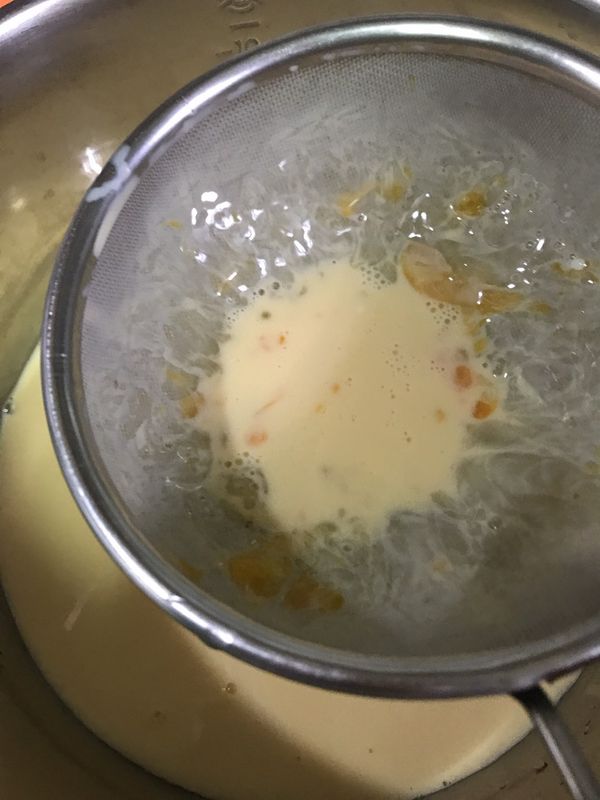 用細濾網過篩兩次，倒入容器內