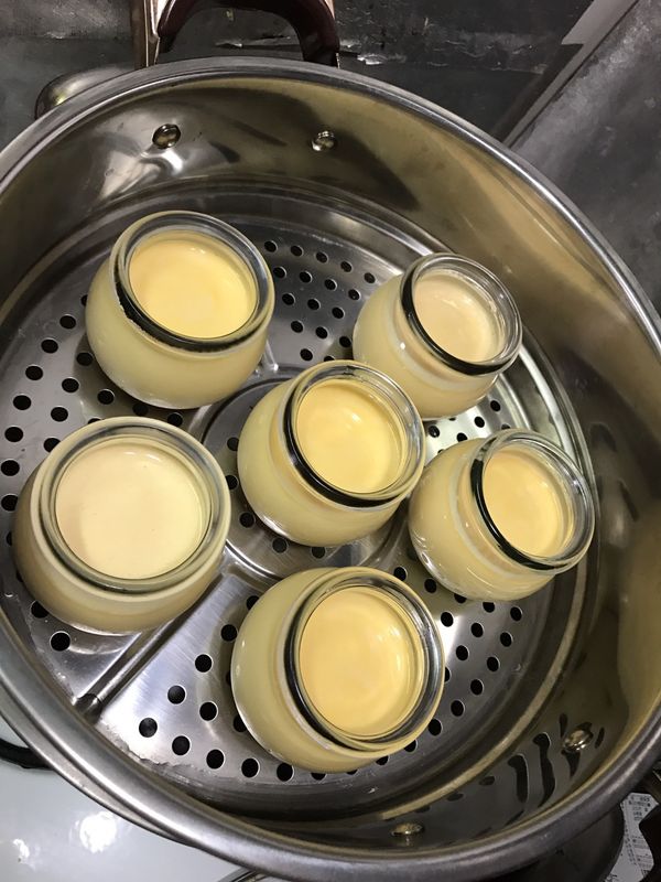 鐵蒸籠水煮滾後轉中小火，放入布丁液至蒸籠內，蓋子斜蓋留一小縫，蒸15分左右至蛋液凝結即可放涼冷藏!