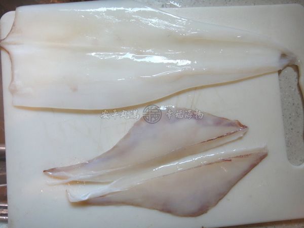 把皮膜拔除乾淨，口感會比較好。
但若沒拔除皮膜，也是可以整尾食用，沒問題的。