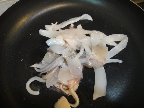 請用中大火，些許油脂即可。

翻炒過程中，透抽會自然滲出些許水份，
用煎匙翻攪炒至水份收乾，肉色轉白，基本上就完成囉!!