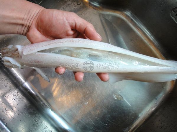 用料理剪刀從頭往尾部劃開，清除內臟及透明骨片。