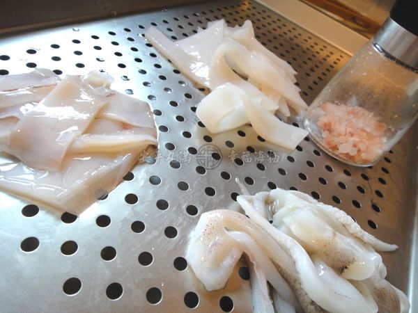 然後，用刀割花切成條狀，灑上些許海鹽，稍微搓和後備用。