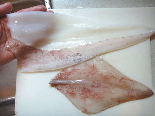 透抽軀體的部份，把翅膀從身體拔開，就比較好拔除皮膜。