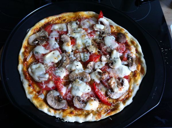 將烤箱預熱至200度以上（越熱越好），麵糰擀成餅皮後放上喜歡的配料，放入烤箱中烤約15分鐘（時間視溫度即餅皮的厚度而異），香噴噴的PIZZA就完成了！