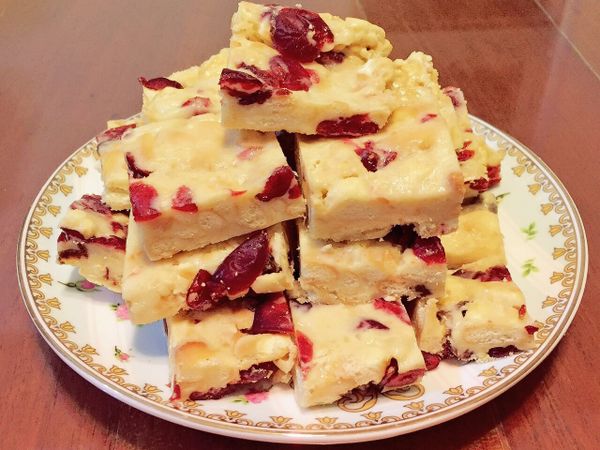 再加入蔓越莓乾與葡萄乾
攪拌均勻
接下來的步驟要迅速
關火加入餅乾與奶粉 盡速攪拌
即可倒在烤紙上塑形 
想快速冷卻可放入冷凍一小時
即可拿出來依個人喜好切塊