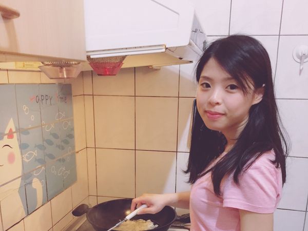 把奶油用不沾鍋隔水加熱融化後
加入棉花糖（一定要用小火邊攪拌）完全融化