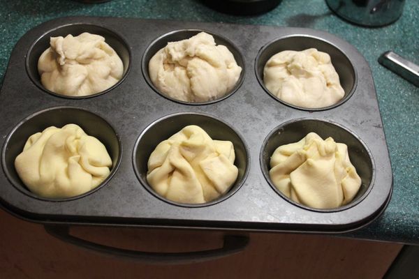 將酥皮收合，抹上蛋液。