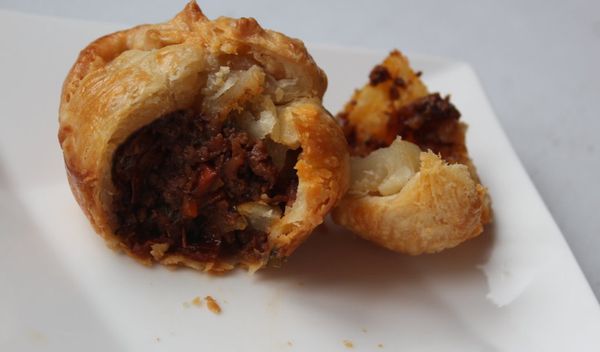 皮酥餡美，好吃。這次用了三張市售酥皮，三張自己做的酥皮。市售酥皮雖然方便，但是略油過酥，口感就是層層酥酥的「皮」。自己做的雖然層次稍差，但是較能吃出麵皮的麥香，比較喜歡。