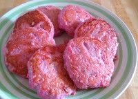 或用甜菜罐頭直接和肉一起絞，加多了甜菜，加點香草basil