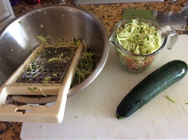 櫛瓜刨絲，取三杯的量備用。櫛瓜又稱義大利瓜，水分少而無籽，常用做烘焙食材。英文為zucchini 。