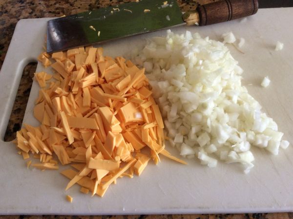 洋蔥切小丁，起司片切碎。