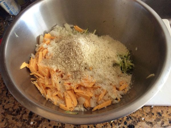 蛋先打散，加入櫛瓜絲、洋蔥丁、起司、麵包粉及調味料，完全拌勻。