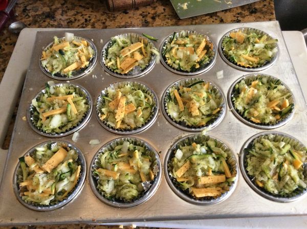 用12連模的馬芬烤盤，先抹油或用錫紙模。將拌勻的食材填入，因為加了蛋液，及櫛瓜出水的緣故，會有些水分在盆底，不要丟棄，一併放入烤模中，烘烤後自會凝固。可在表面撒些現磨些黑胡椒粉，增添香氣。