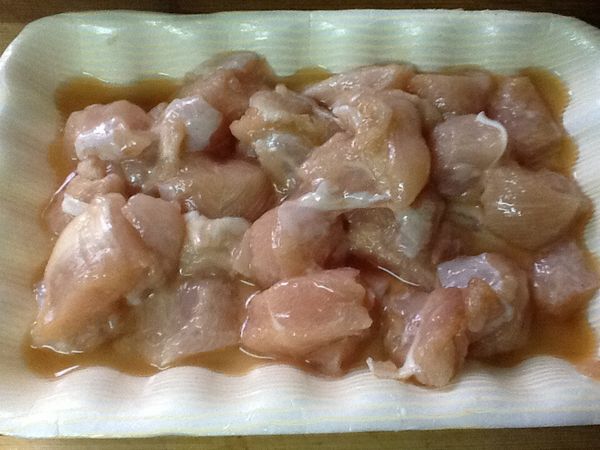 2.雞肉切塊狀，加入所有的[醃料]，抓捏後醃漬約10-15分鐘。