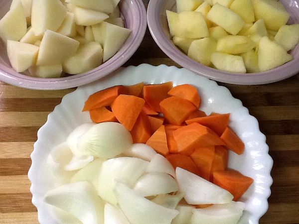 3.蘋果、紅蘿蔔、洋蔥、馬鈴薯、切塊狀。