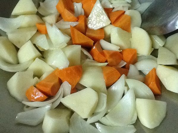 4.起鍋，開中小火，放入少許油，放入洋蔥、紅蘿蔔、馬鈴薯拌炒至洋蔥香氣出來。