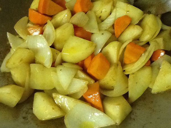 5.再加入咖哩粉拌炒，炒出咖哩的香氣。