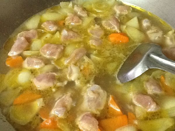 7.加入醃漬好的雞肉(一塊一塊放入),先煮5分鐘。