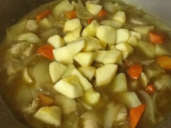 8.再加入蘋果、咖哩塊與黑胡椒粒（此時可試味道，依個人口味再加入一塊咖哩或以少許鹽或醬油調味， 若濃稠度不足，可以少許太白粉(玉米粉)勾芡，反之，則加適量的水）。