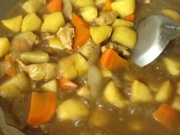 9.小火續煮至馬鈴薯熟成鬆軟(約10分鐘)即可。