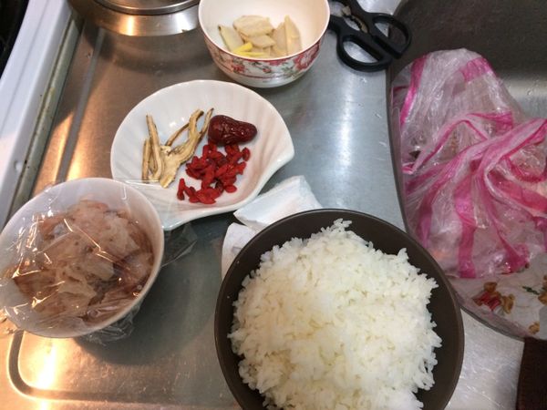 準備食材：這次用一整條鱜魚，將魚肉切小塊處理好，並泡上少許米酒去腥