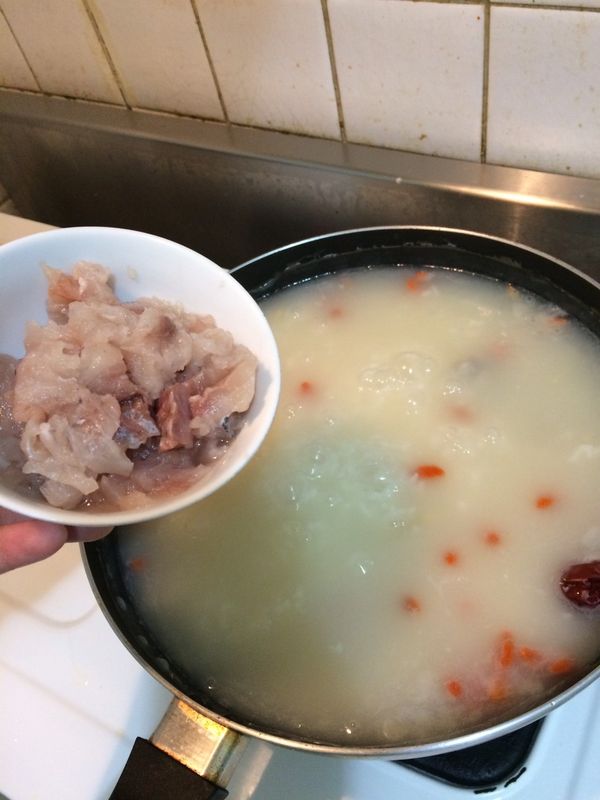 15分鐘後,轉至中火,放入魚片續滾5分鐘後,加點塩巴調味,即可關火