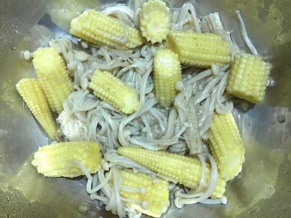 加入些許水拌炒後蓋上鍋蓋悶燒
開蓋時再加入些許黑胡椒調味拌勻即可完成