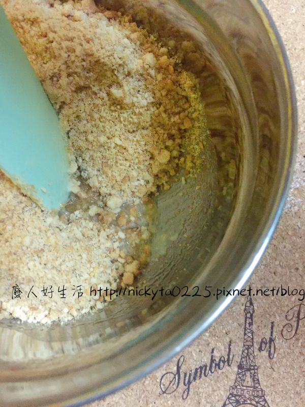 ②等到發洩完後就可以拿出融化的35g無鹽奶油

然後拌進餅乾粉末裡（記得要打成粉末喔