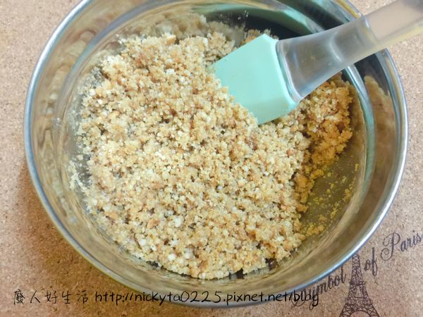 原食譜的作者是使用30g的奶油

但我是孬種 怕餅乾們黏不起來所以偷加了5g～

然後混拌好後就會像這樣