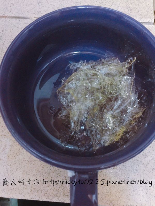 ④在製作內陷前要先把2.5片吉利丁泡軟備用

使用5倍冰水下去泡約5分鐘左右就會軟化

軟化後把多餘的水捏乾等等就可以用了