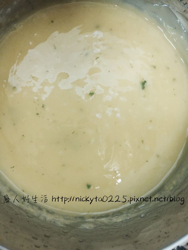 ⑤接著把兩顆全蛋＋檸檬汁100ml＋砂糖90g丟到鍋子裡隔水加熱

記得要隔水加熱～我做的時候就忘記這個步驟 蛋差點熟了（淚

加熱的時候手也別停下來要一邊攪拌一邊加熱
等煮到像玉米濃湯的時候就可以把準備好的吉利丁丟進去然後喇散

有空的話可以在刨一點檸檬皮進去 然後關火 結束！！