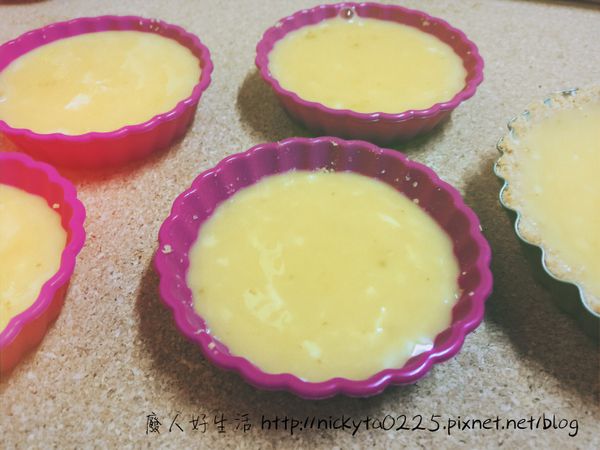 ⑥接下來把內陷倒到前面冰過的塔皮內在放回去冰 

凝固後就可以食用啦！！！！