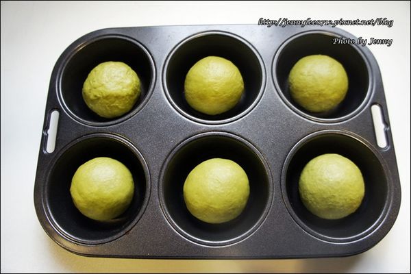 鬆弛的麵糰若沾黏，可於表面灑些手粉避免沾粘，將6個麵糰分次放於掌心中壓成圓形，慢慢收口捏緊後，搓揉成為一個圓形 (有收口處朝下放入烤盤中)。