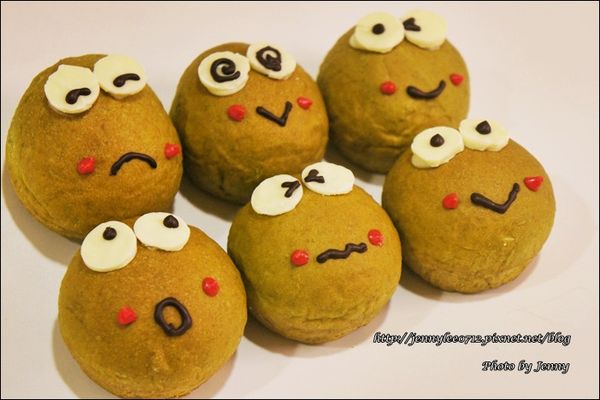 利用巧克力筆畫出臉部造型即完成。