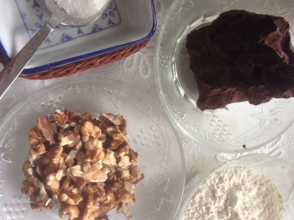 家裡有一包快過期的松露巧克力，因為上次不小心放在火爐邊，等我發現的時候已經有點兒融化，擠在一堆如圖了😜，趕緊放入冰箱，可是還是分不開。想想拿來做這個巧克力餅乾剛剛好。如果用一般的苦甜巧克力來做時可能麵粉不用100克，松露巧克力裡面更多油脂，所以麵粉大約100-120克。