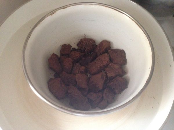 外鍋放熱水，不是開水喔，內鍋放巧克力如圖，大約10分鐘，巧克力就會融化。巧克力一定要隔水加熱，不能直接加熱，很容易燒焦。