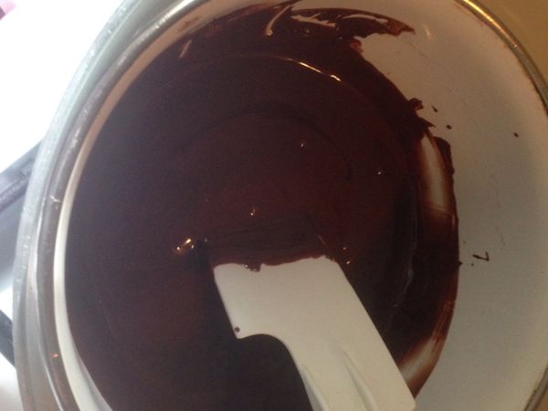 10分鐘以後，巧克力拌一下，都融化了，如圖。如果沒有融化，就外鍋再加熱，直到融化所有的巧克力。