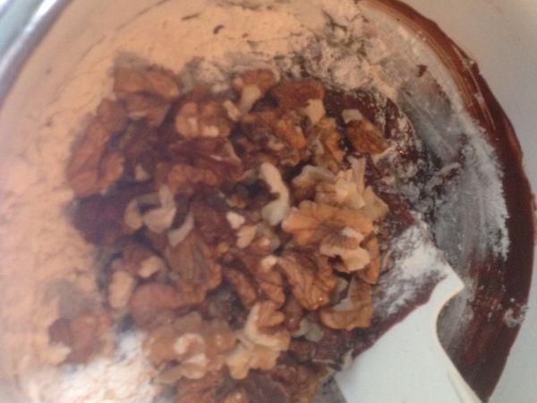 將其他材料都倒進去攪拌均勻，麵粉大概是80-120克都有可能，因為巧克力裡面的油脂含量不同，先80克然後根據狀況加，我加到約120克才比較成團，不然太稀軟了。