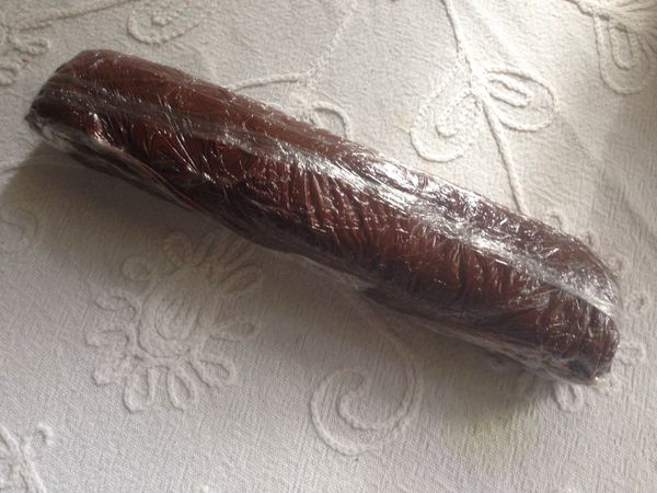 整形成四方型或是長方型，再兩頭也包上來，放入冰箱冷藏大約1小時，冰到稍硬即可，不要冰太久，還得回溫，摸起來有些硬度即可。