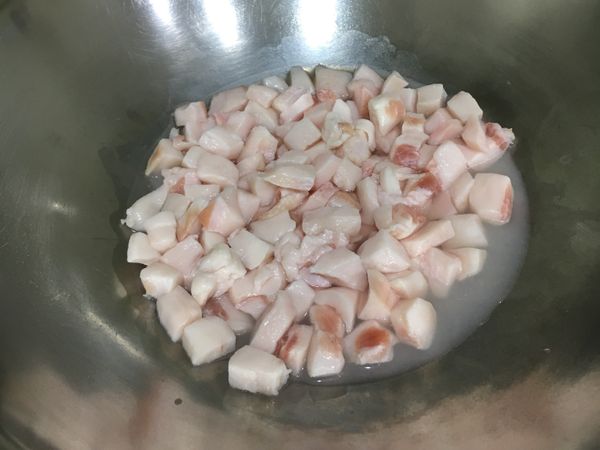 豬板油切小丁(買的時候請老闆代勞)，放鍋中加半米杯水，開中小火煮，不時的翻動，水慢慢的消失，油慢慢的出來。