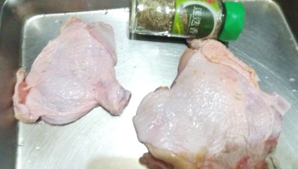 這次去食品展，剛好看到無骨雞腿，買1包打卡打折優惠。先用鹽巴按摩，後灑上迷迭香葉。